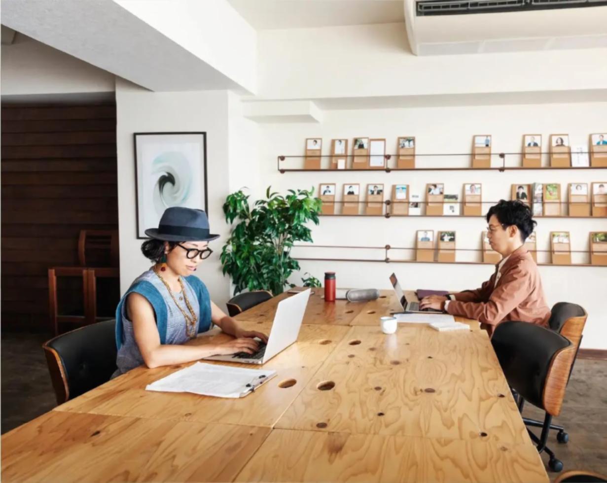 SEO instructor teaching search ranking techniques